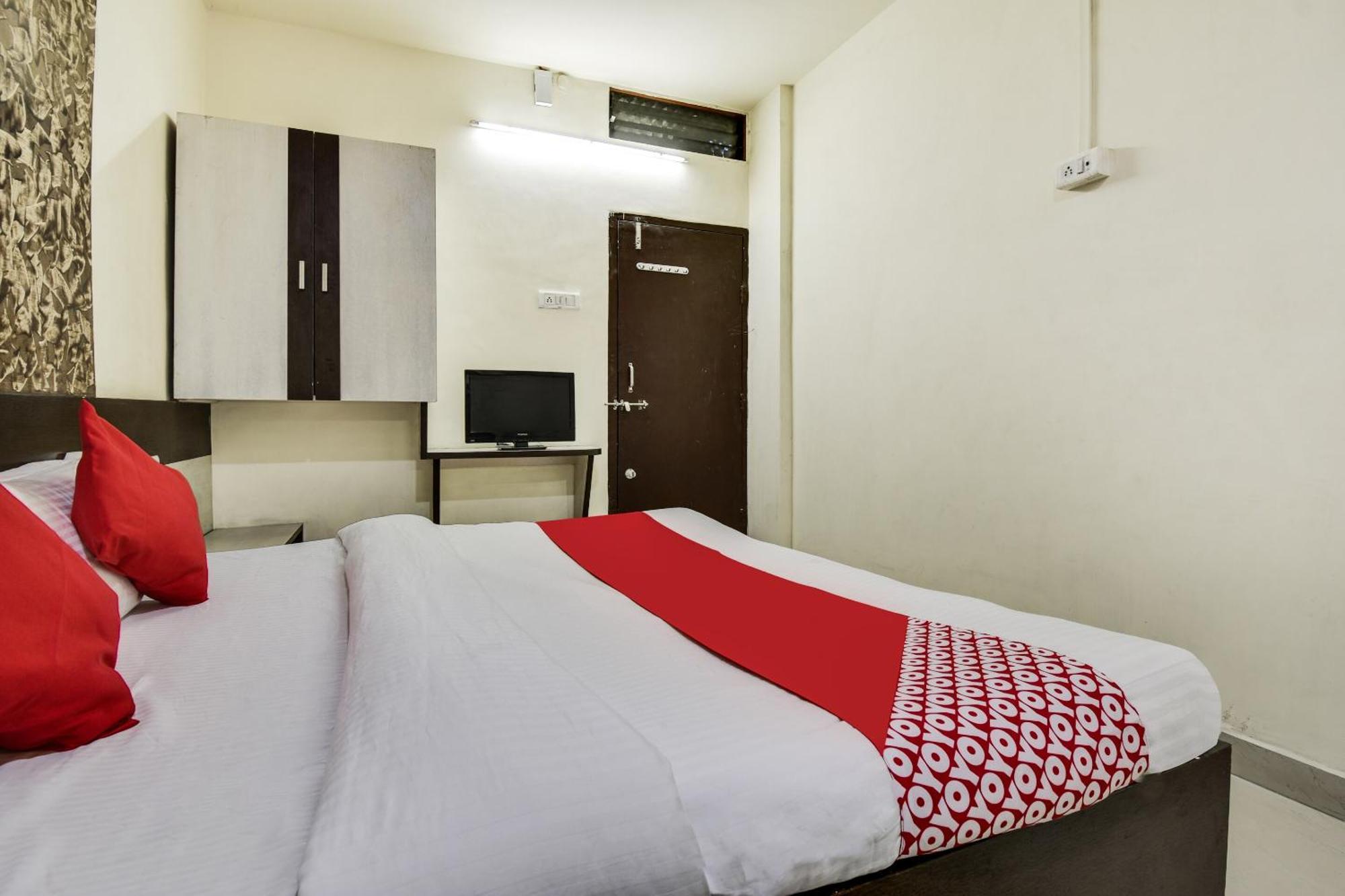 Hotel O Aryan Khāmgaon Extérieur photo
